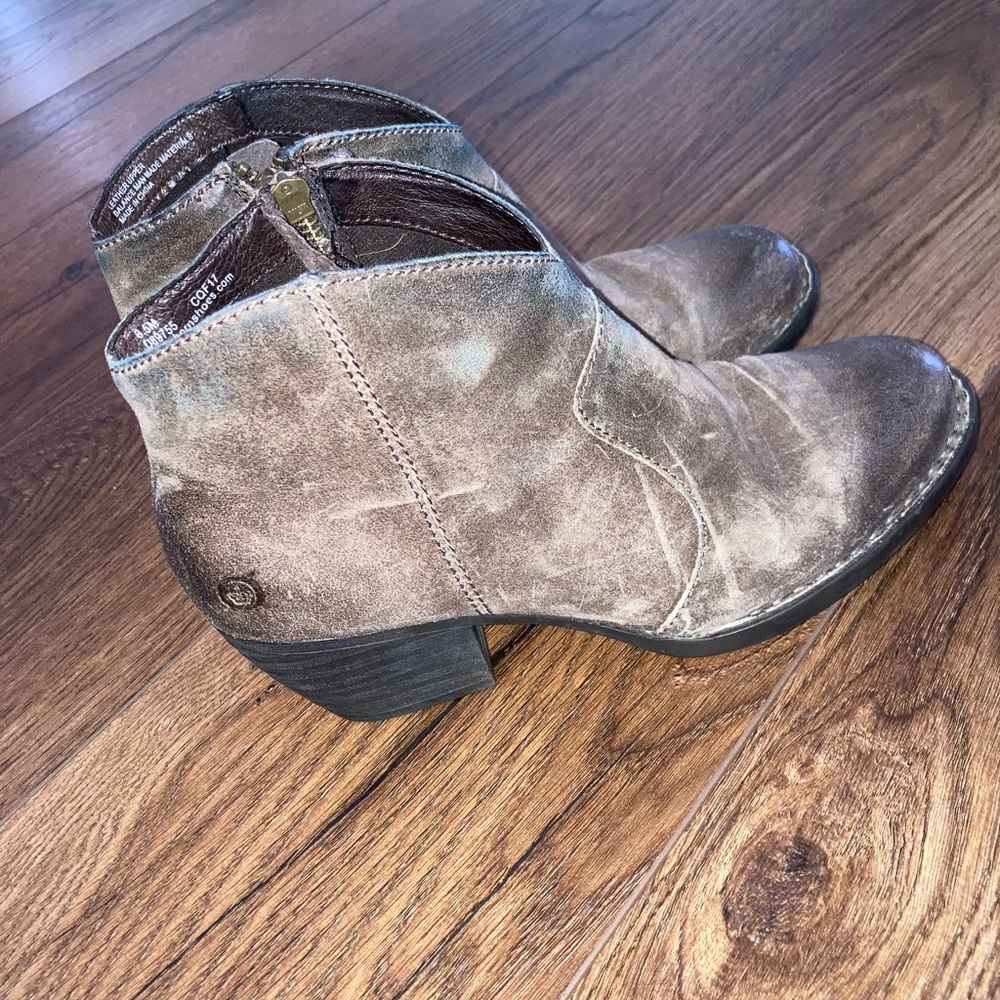 Born Women's Suede leather Ankle Bootie brown size 8.5 new